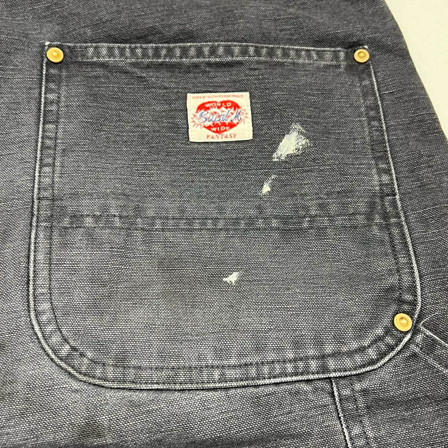 SAINT Mxxxxxx DOUBLE KNEE SHORTS/BLK Knee patches splashed with ink, washed and damaged denim shorts. Washed black S-XL. Custom woven and dyed denim denim with clear texture. Rewashed and faded to create local mottled fading/hole effects. Artificial distressing to simulate natural traces of wear. Original consistent damage treatment. Hand splashed ink and paint. Original consistent wash mark/pocket mark. Double knee patch. Rivet reinforcement. Improve functionality and enhance design.